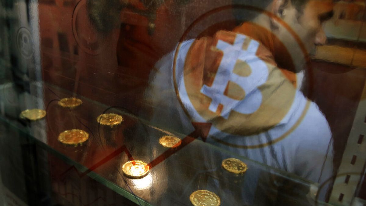 Bitcoin-automatát használó férfi Hongkongban
