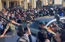 El vehículo del rey Abdalá de Jordania zarandeado a la llegada al hospital de Salt
