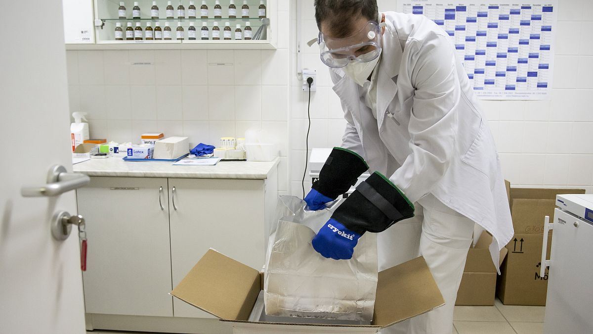 Kicsomagolják a Pfizer-BioNTech-vakcinákat az egri Markhot Ferenc Kórházban 2021. február 9-én