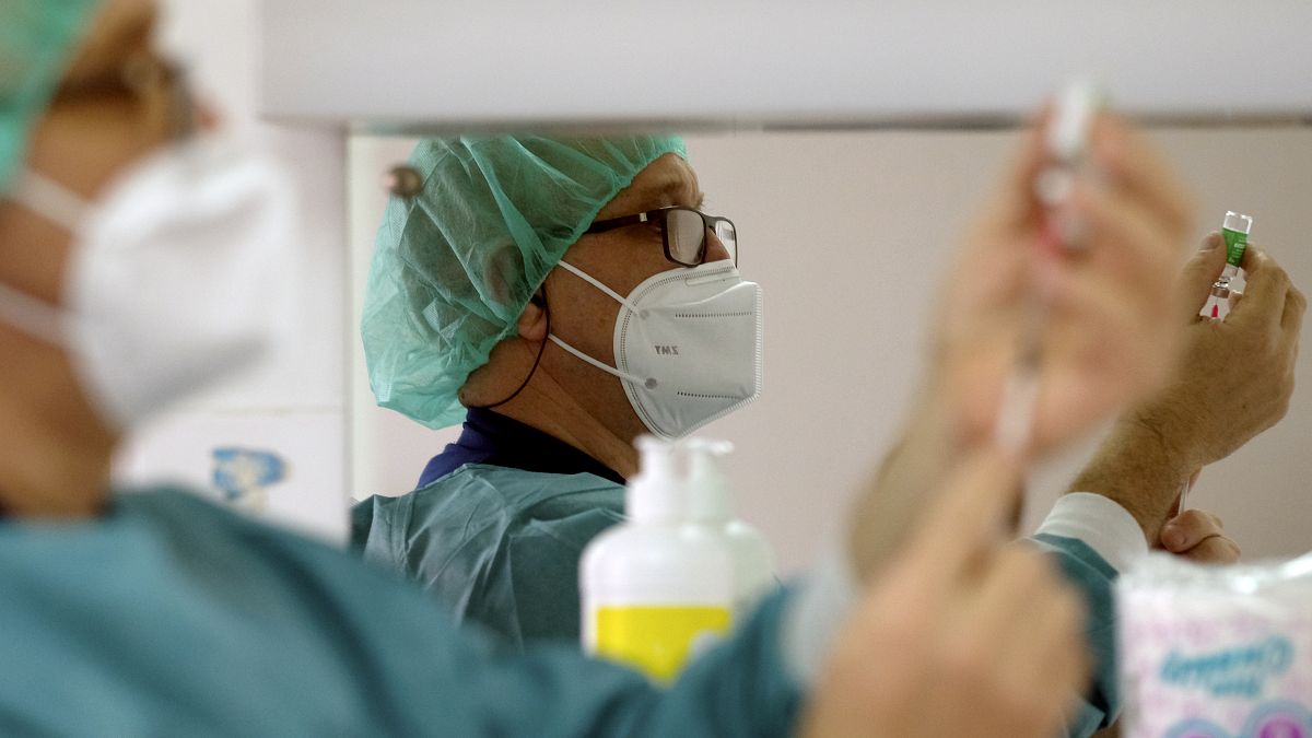 Un médico prepara una vacuna en Bosnia