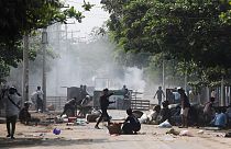 I manifestanti anti golpe, mentre la polizia e le forze di sicurezza cercano di disperderli durante una protesta a Mandalay, Myanmar