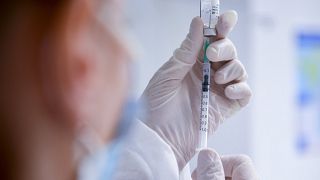 Oltás Pfizer-vakcinával a debreceni Egyetem Kenézy Gyula Egyetemi Kórház Infektológiai Intézetében, március 13-án.