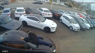 Galeriden otomobil çalan hırsızı aracın kaputuna tutunan satış görevlisi durdurumadı | Video