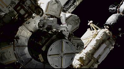 شاهد: رائدا فضاء يقومان بعمليات صيانة خارجية لمحطة الفضاء الدولية