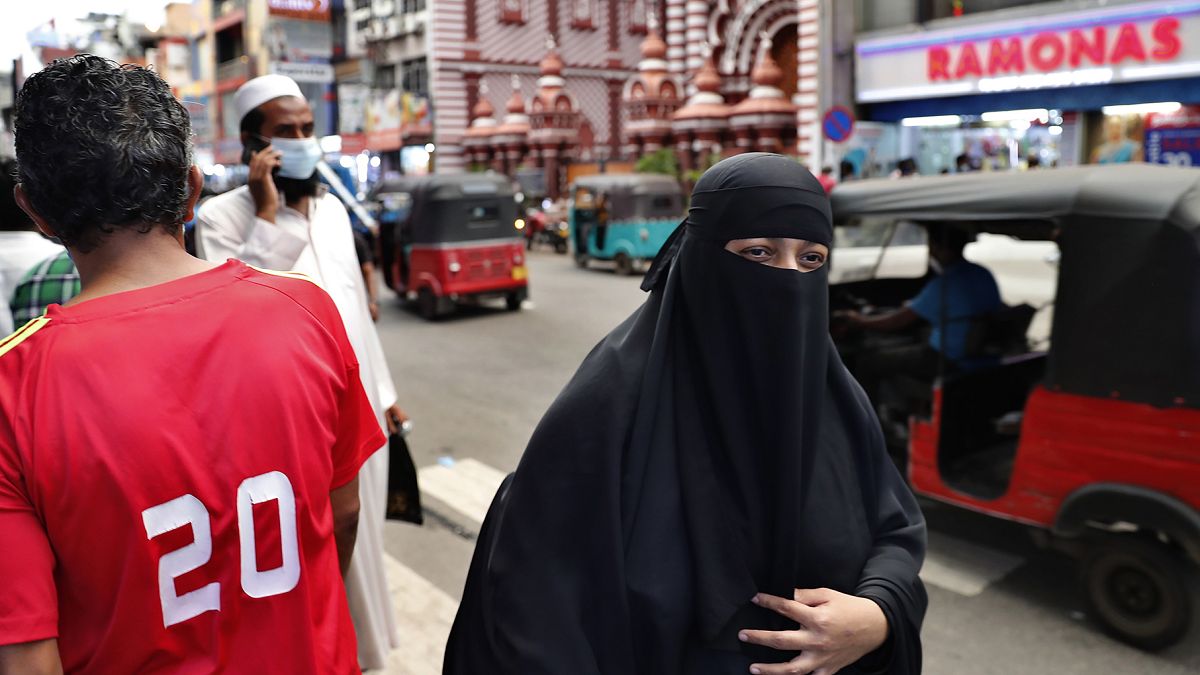 Sri Lanka, Müslüman kadınların yüzlerini tamamen örten burkayı yasaklama kararı aldı