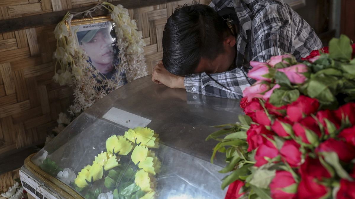 Похороны 21-летнего манифестанта, застреленного полицией в Мандалае, 14 марта 2021 г.