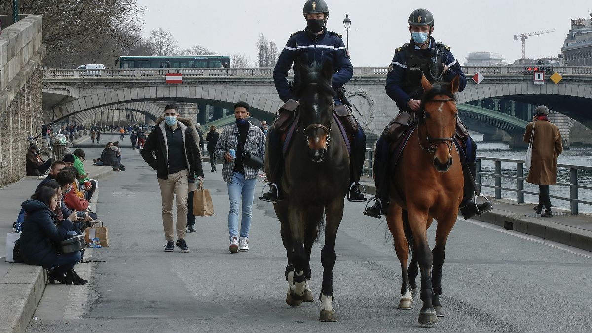 Policías patrullan a caballo a orillas del Sena, en París.