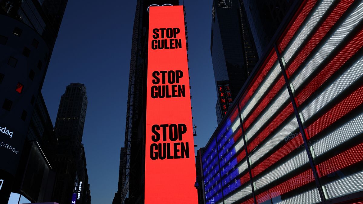 ABD'nin New York kentindeki Times Meydanı'nda bulunan dijital dev ekranda, "Gülen'i durdurun" ifadesinin yer aldığı ilan verildi