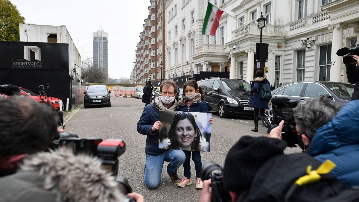 تجمع همسر و دختر نازنین زاغری-رتکلیف مقابل سفارت ایران در لندن