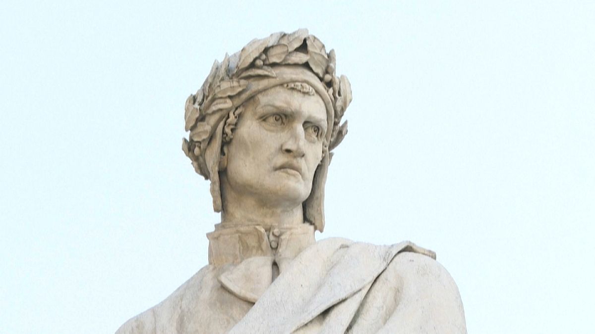 Estatua del poeta Dante Alighieri en Florencia