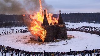 Bruciato un castello simbolo del Covid per Maslenica, il carnevale russo