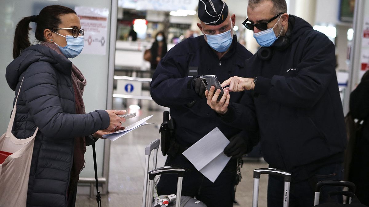 مراقبة الحدود في المطارات من طرف الشرطة الفرنسية