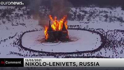 Gigantikus méretű vár ég egy orosz téltemető ünnepen