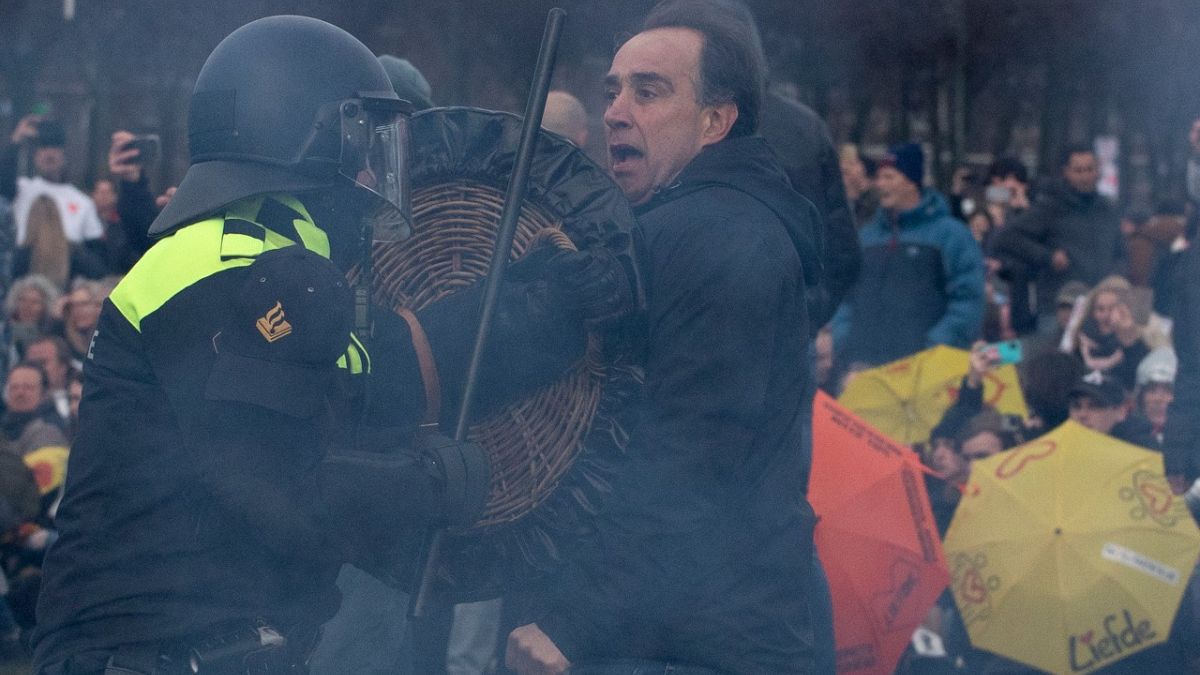 الشرطة الهولندية تفرق متظاهرين يحتجون ضد سياسات الحكومة المتعلقة بالاغلاق. 2021/03/14