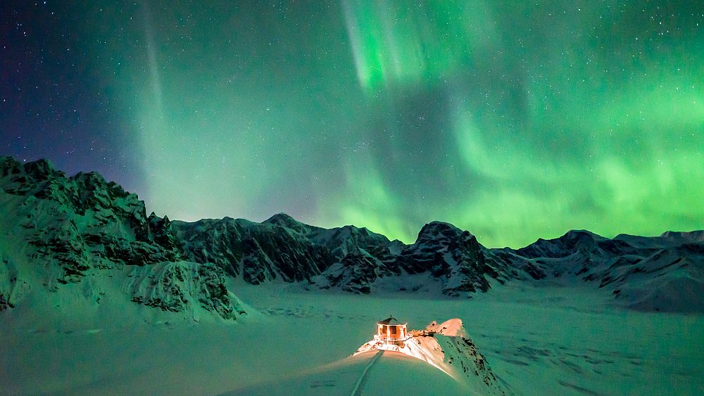 this-remote-luxury-lodge-in-alaska-is-perfect-for-stargazing