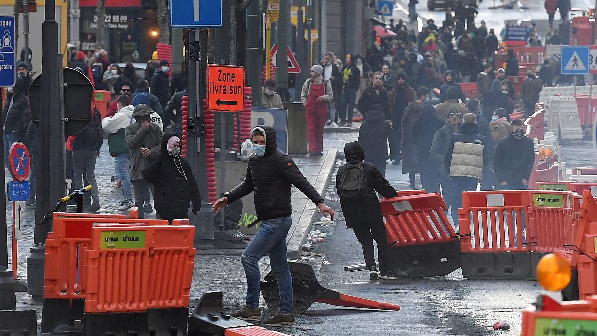 صدامات بين محتجين وعناصر الشرطة في مدينة لييج البلجيكية. 2021/03/13