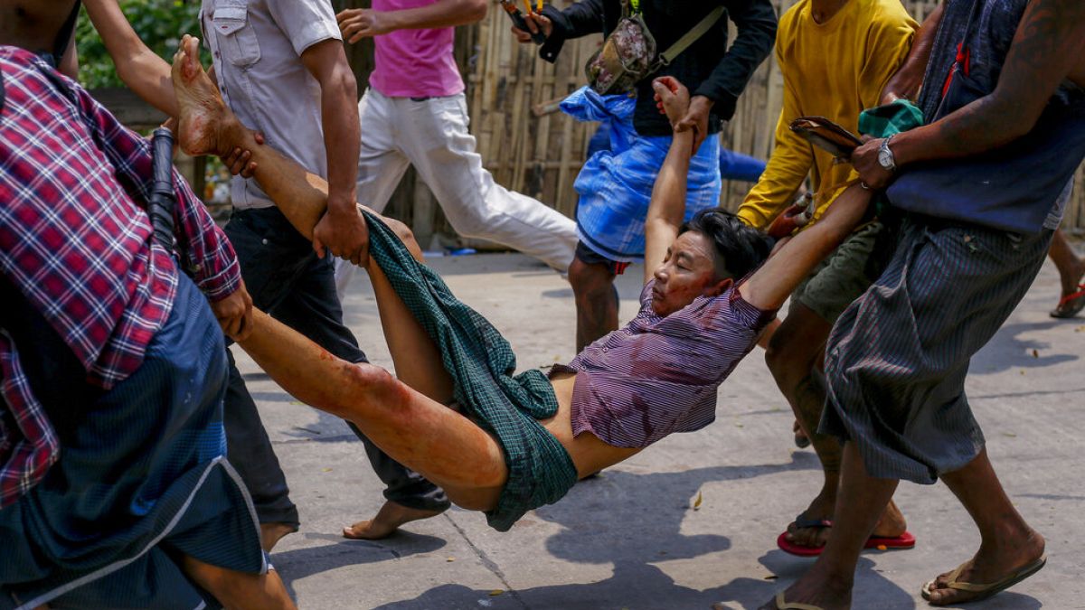 Már Rangunban is lövik a tüntetőket