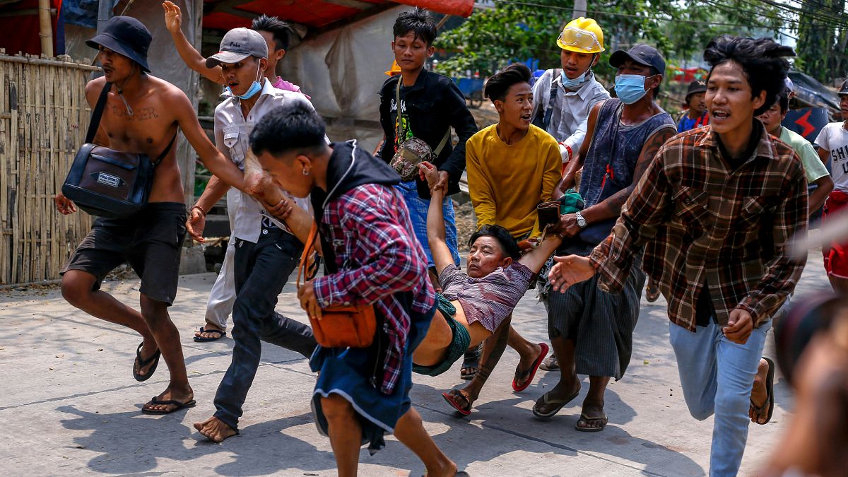 Myanmar'da darbe karşıtı göstericiler