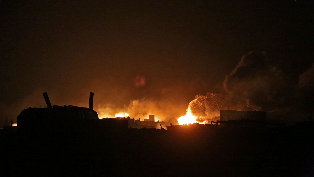 اندلاع حريق بعد قصف صاروخي في سوريا -أرشيف. 