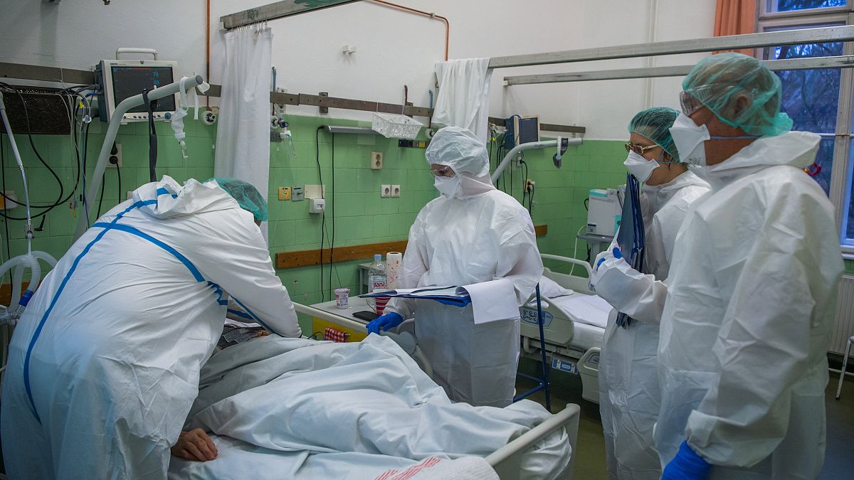 Védőruhába öltözött orvosok a koronavírussal fertőzött betegek fogadására kialakított osztályon a fővárosi Szent János Kórházban 2020. december 15-én