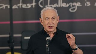 بنيامين نتنياهو، رئيس الوزراء الإسرائيلي مؤتمر صحفي بالقرب من تل أبييب.