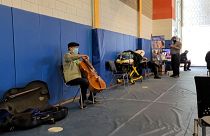 El violonchelista Yo-Yo Ma improvisa un concierto tras vacunarse contra la COVID-19