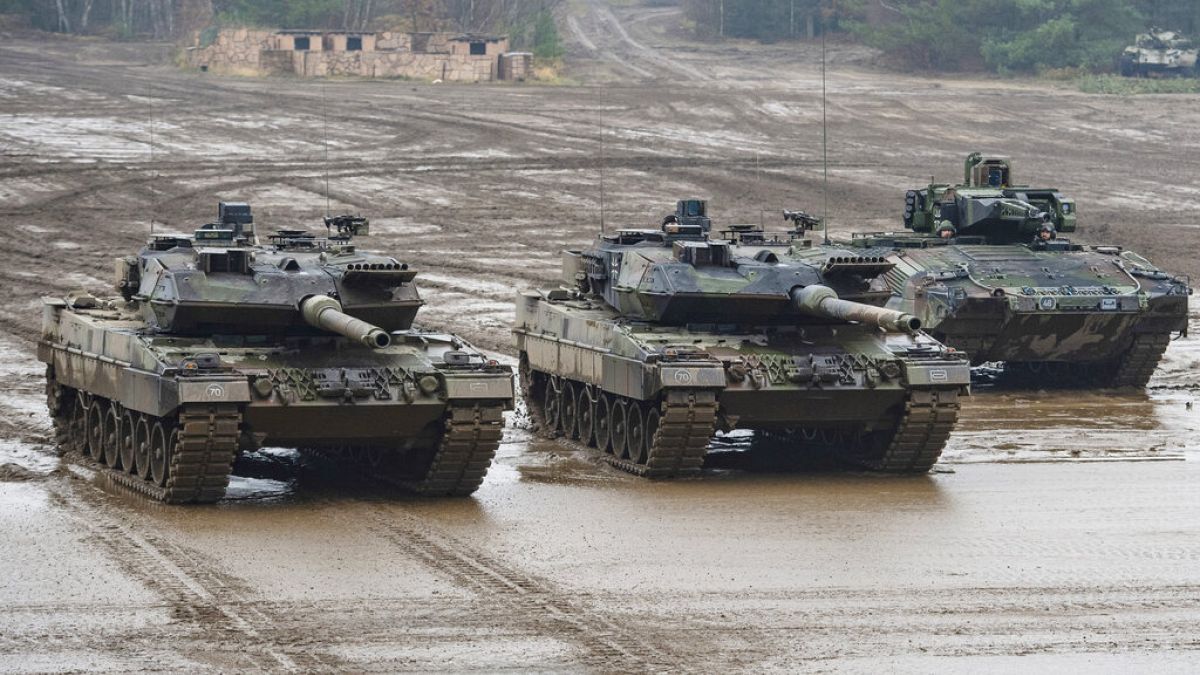 Zwei Panzer vom Typ Leopard 2A6 und ein Schützenpanzer Puma während einer Übung in Münster, Dezember 2018.