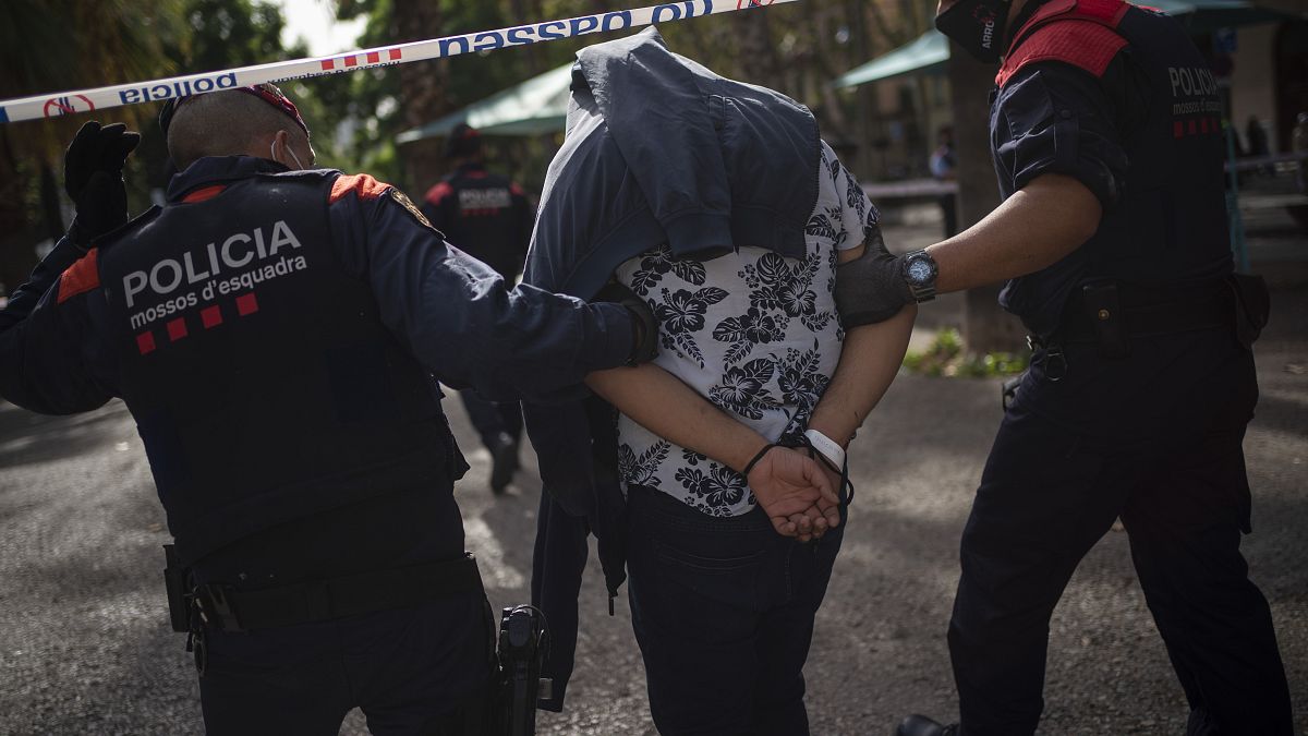 رجال شرطة كتالونيا تلقي القبض على متهم بتهريب واستهلاك مخدرات في برشلونة، إسبانيا. 