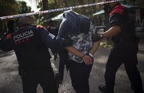 رجال شرطة كتالونيا تلقي القبض على متهم بتهريب واستهلاك مخدرات في برشلونة، إسبانيا.