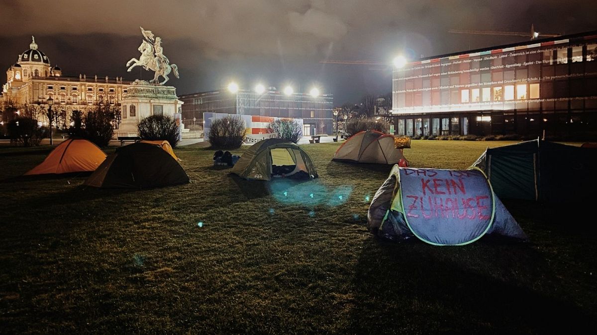 کنشگران حقوق پناهجویان در چادر در برابر کاخ ریاست جمهوری اتریش