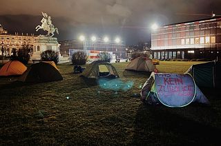 کنشگران حقوق پناهجویان در چادر در برابر کاخ ریاست جمهوری اتریش