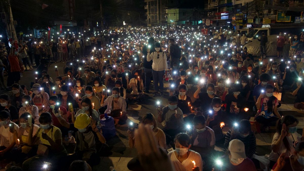 متظاهرون خلال مسيرة ليلية على ضوء الشموع في مدينة يانغون، ميانمار يوم الأحد. 