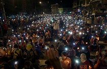 متظاهرون خلال مسيرة ليلية على ضوء الشموع في مدينة يانغون، ميانمار يوم الأحد.