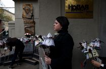 Москвичи возлагают цветы к зданию "Новой газеты", чтобы почтить память Анны Политковской. 2014.