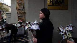 Москвичи возлагают цветы к зданию "Новой газеты", чтобы почтить память Анны Политковской. 2014.