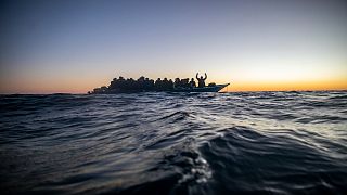 لاجئون من جنسيات أفريقية مختلفة  قبالة الساحل الليبي ، الجمعة 12 فبراير 2021