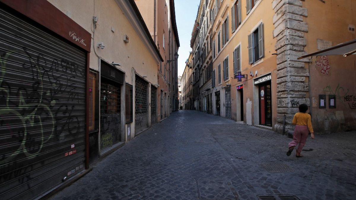 Una strada deserta a Roma, zona rossa da questo lunedì 15/03/21