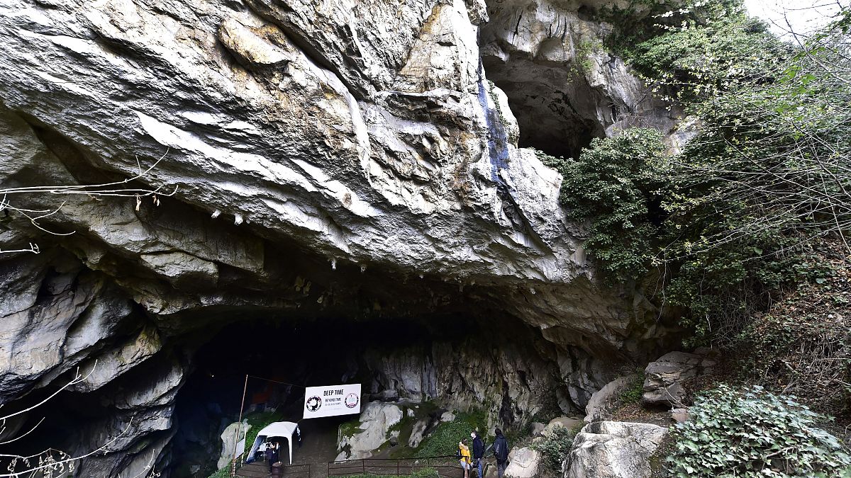 Eingang der Höhle von Lombrives