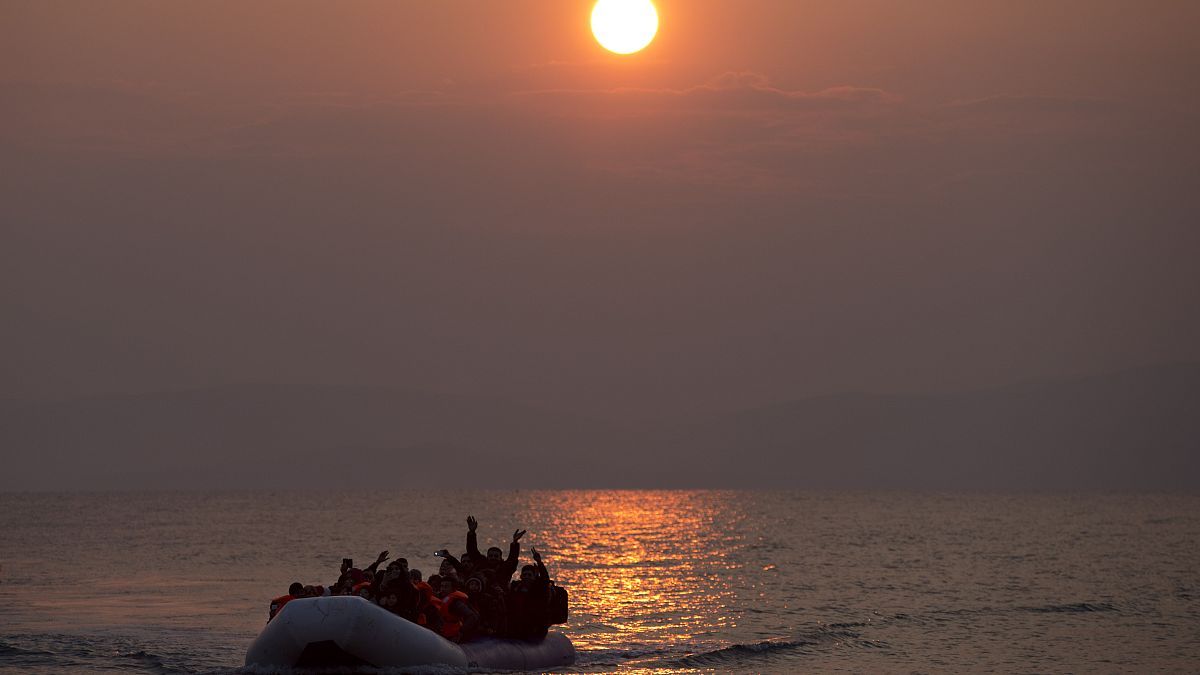 20 marzo 2016,  migranti su un gommone arrivano sulla riva dell'isola greca nord-orientale di Lesbo, dopo aver attraversato il Mar Egeo
