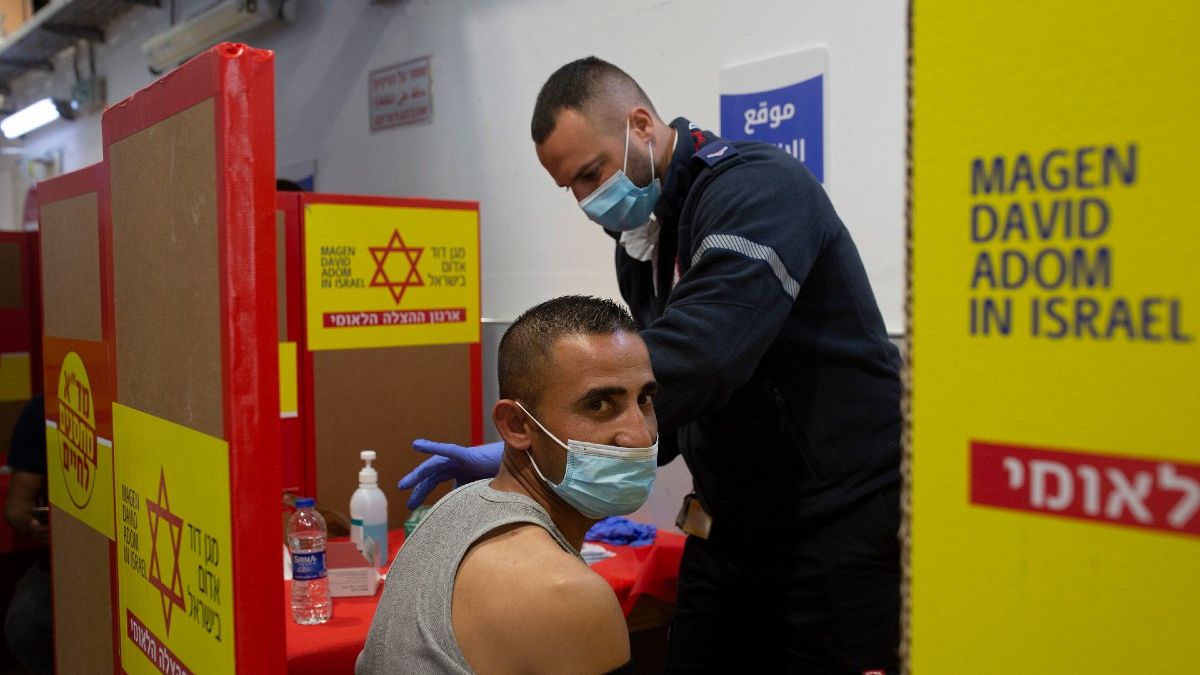 İsrail'de aşı olanlar 