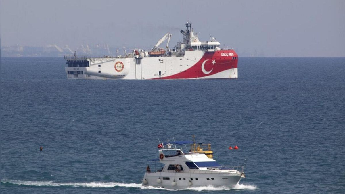 Doğu Akdeniz'de hidrokarbon arama çalışmaları yapan Türk gemisi Oruç Reis