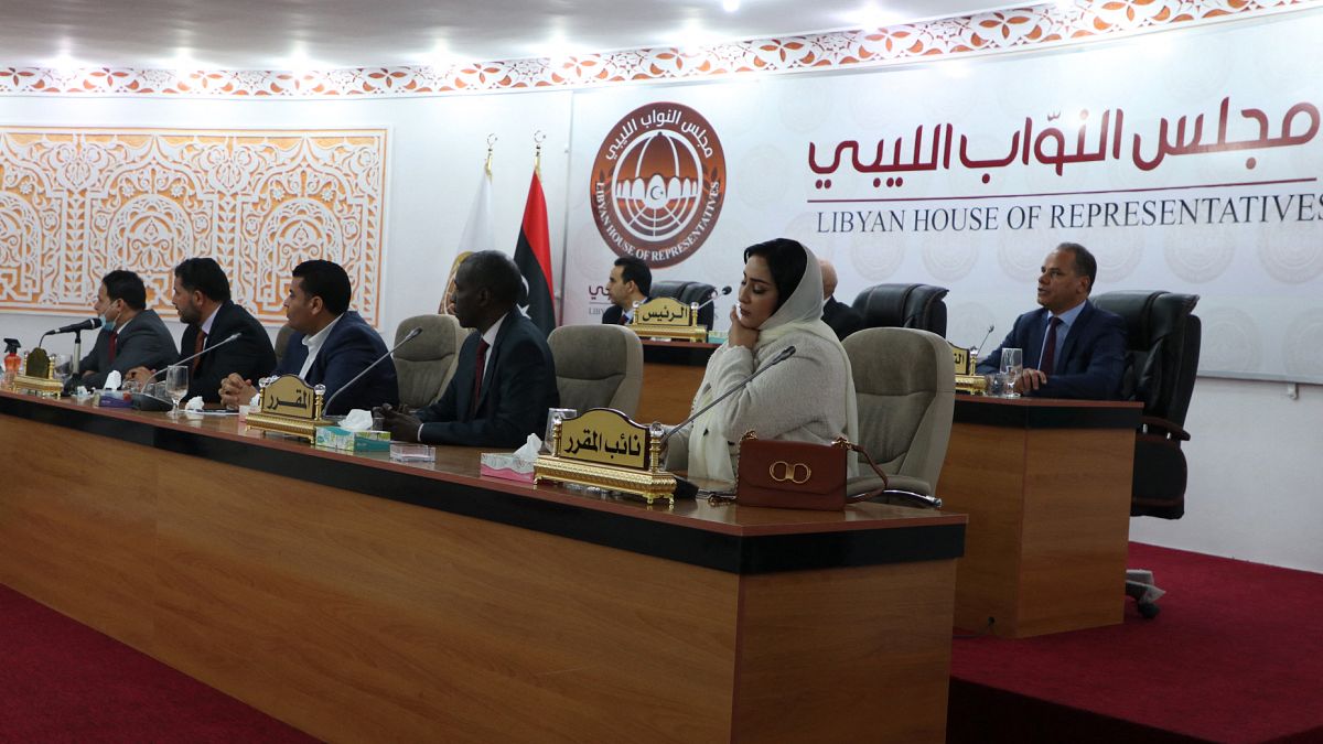 يحضر أعضاء البرلمان الليبي اليمين الدستورية في حفل تنصيب رئيس الوزراء المؤقت الجديد للبلاد في  طبرق بشرق ليبيا -  15  آذار / مارس 2021
