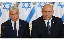رئيس الوزراء الإسرائيلي نفتالي بينيت وخلفه وزير الخارجية يائير لبيد، خلال حديثهما في مؤتمر صحفي في مدينة القدس 7 مارس/آذار  2021.