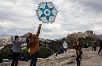 شاهد: طائرات ورقية تغزو سماء أثينا احتفالاً بـ"الإثنين النظيف"