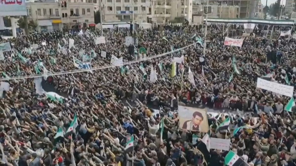 Manifestación en Idlib en el décimo aniversario de la guerra de Siria