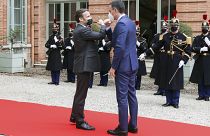 Emmanuel Macron y Pedro Sánchez se saludan con el codo en el inicio de la 26º cumbre hispano-francesa.