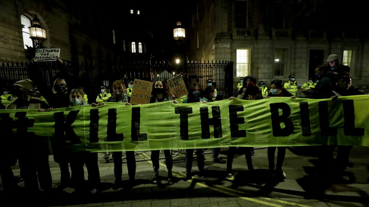 İngiltere'nin başkenti Londra'da kadına şiddet ve polis şiddeti protesto edildi