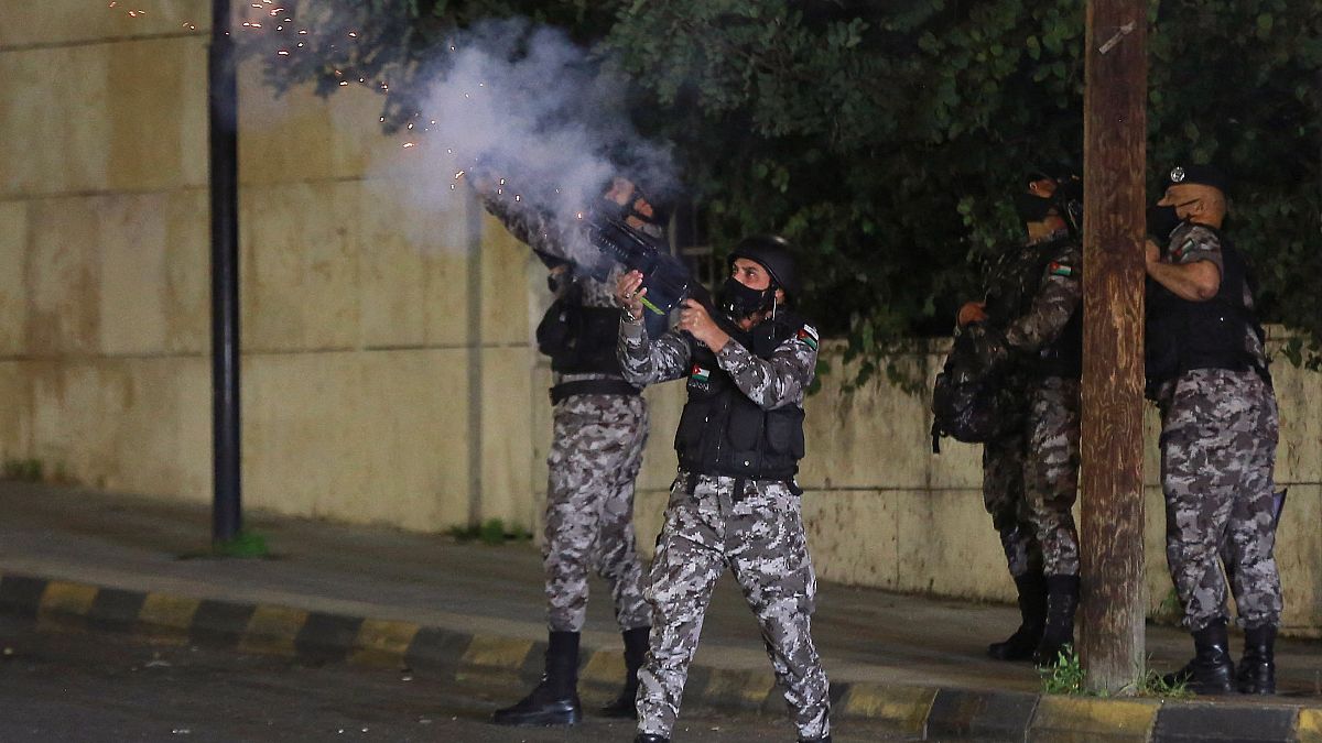 قوات الأمن الأردنية تفرق احتجاجا في عمان ضد الإجراءات التي فرضتها السلطات للحد من انتشار فيروس كورونا.