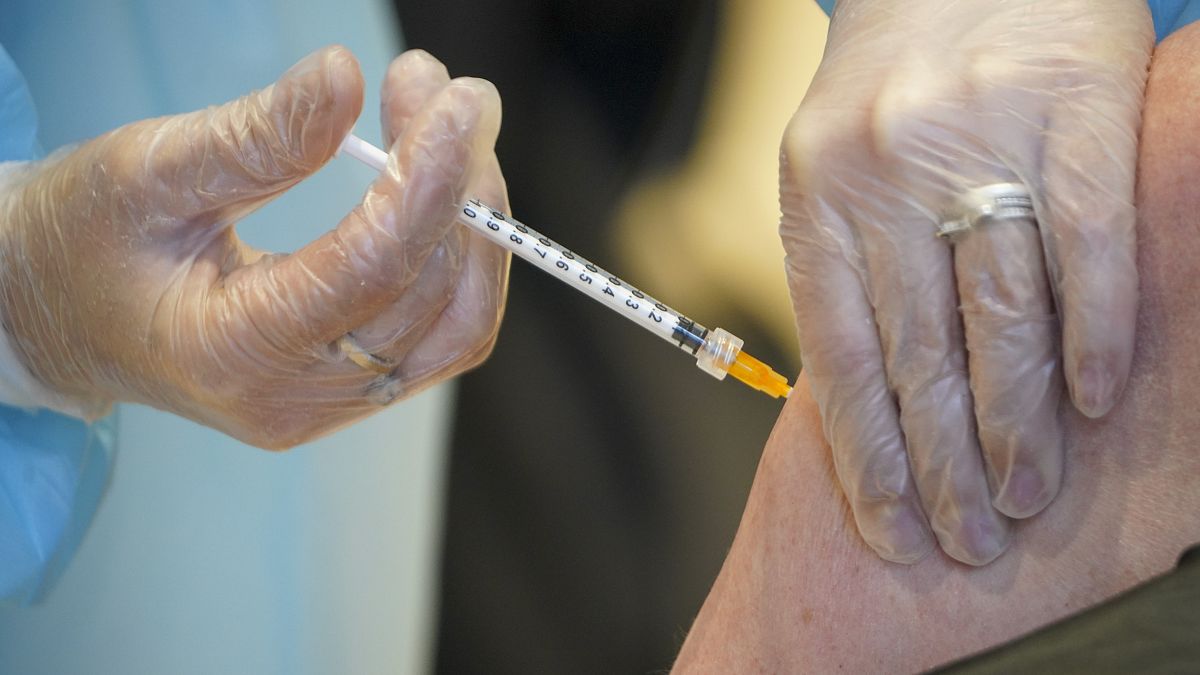 Un paciente recibe la vacuna de AstraZeneca en Roma.