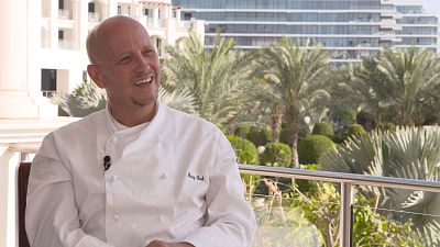 الشيف هاينز بك: دبي مدينة عالمية لفن الطهي وقطاع المطاعم في أوروبا قد لا يسترد عافيته